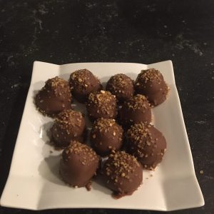Karamel/slagroom gevulde truffels met nootjes 27 stuks