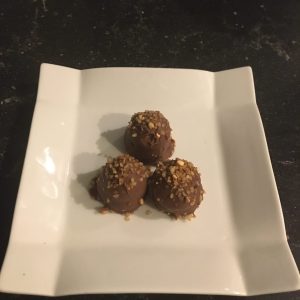 Karamel/slagroom gevulde truffels met nootjes 12 stuks