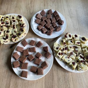 Pure chocolade fudge ca. 200 gram ( ca. 8 blokjes)
