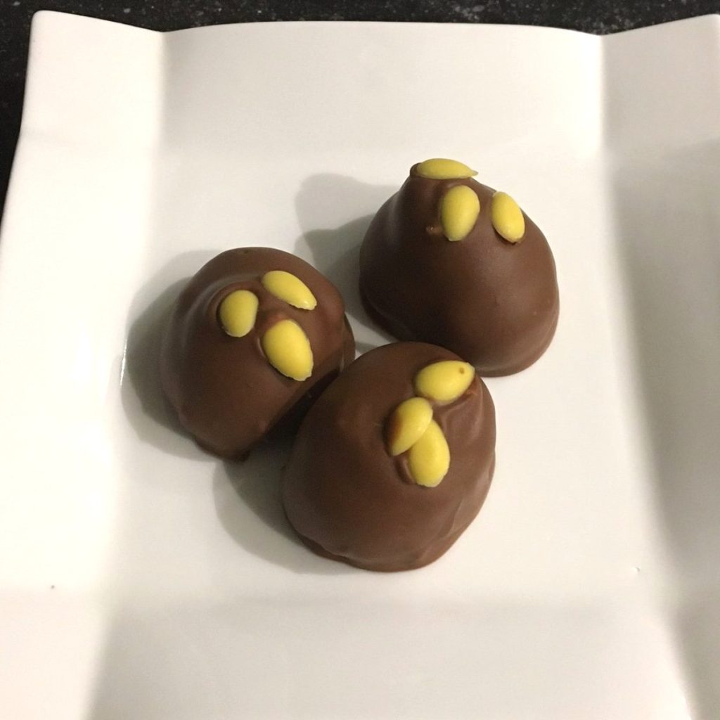 Advocaat slagroomtruffels met gele chocolade-eitjes