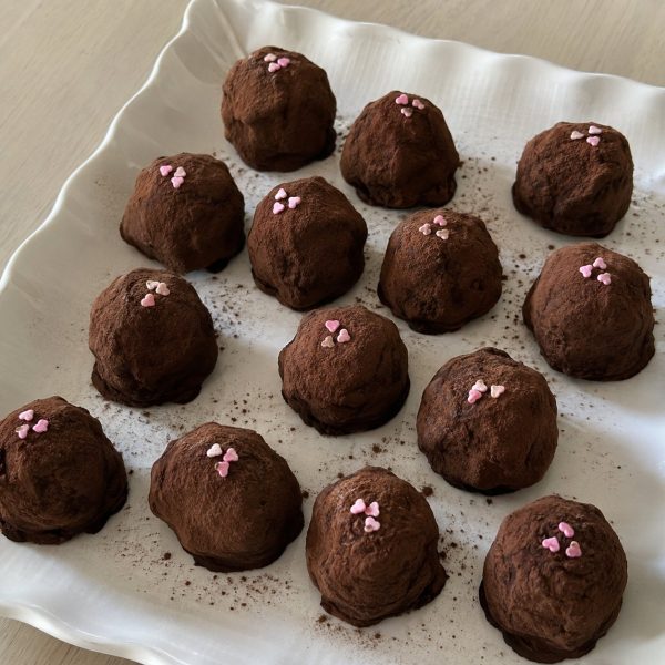 Slagroomtruffels met cacao en roze suikerhartjes, voor de geboorte van een meisje