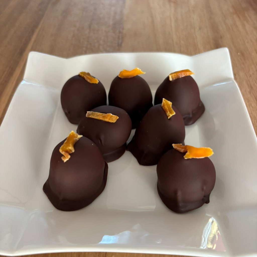 Mangotruffels met pure chocolade en een stukje gedroogde mango