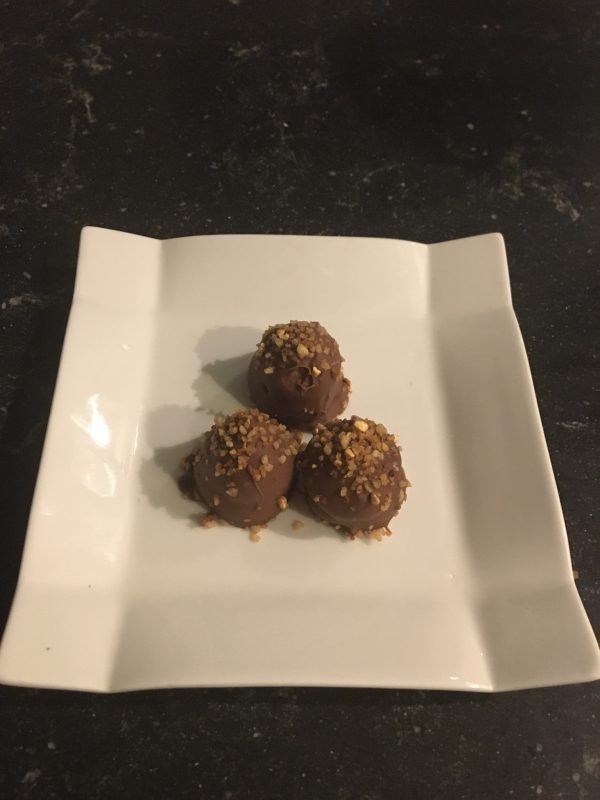 Karamel/slagroom gevulde truffels met nootjes 12 stuks