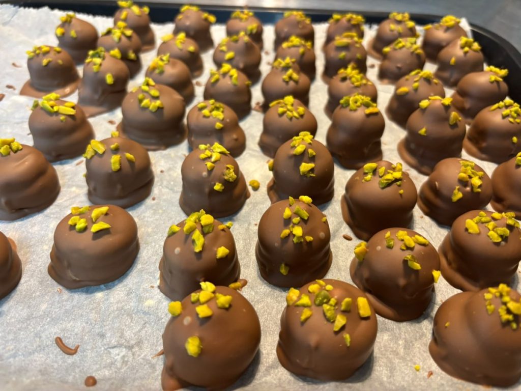 Verse pistachetruffels met stukjes pistache erop