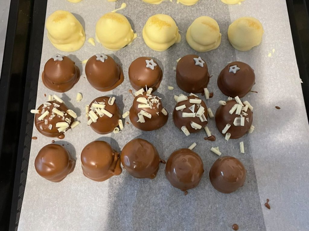 Rijen truffels op een bakplaat, klaar voor sinterklaas